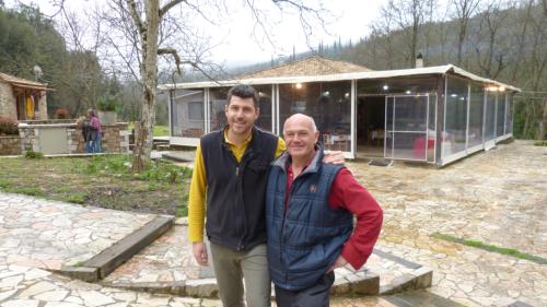 Sakis (rechts) und Christos empfangen ihre Gste.