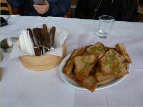 Zur Begrung gibt es gegrilltes Brot aus dem eigenen Backofen