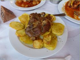 Lamm aus dem Backofen mit "handgeschnitzten" Kartoffeln