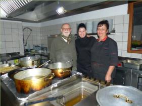 Unser Freund Adonis musste den Kchinnen unbedingt seine Komplimente persnlich berbringen.