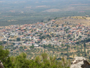 Blick auf Geraki vom Kastro. Rechts oberhalb der Stadt war eine antike Akropolis
