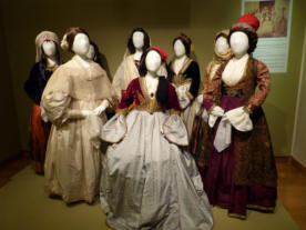 Eine nette Idee ist diese lebensgroße Damengruppe, die einem historischen Foto nachempfunden wurde. Die Damen tragen dabei Kleidung, wie sie Königin Amalie in Griechenland erst "salonfähig" gemacht hatte. Damen von Welt kopierten gern die Mode der Königin