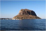 Da liegt er im Meer, der groe Hut von Monemvassia, auch das griechische Gibraltar genannt.