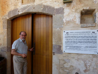 Gern öffnet der Professor sein Museum für Gäste