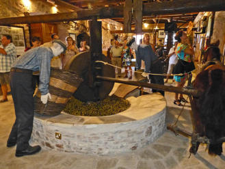 Der “Fortistis” und der “Karavaniaris” bei der Arbeit