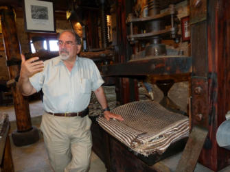 Evangelos Petropoulos erläutert die Beschaffenheit der Matten