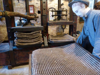 Der "Stivadoros" füllte die Masse in die Matten und legte sie in die Presse