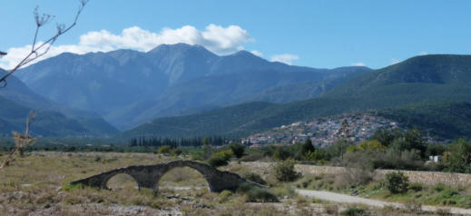 Korakovouni liegt am Eingang eine schönen Tals am Fuße des Parnon-Gebirges.