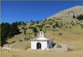 Das kleine Kirchlein des Agios Ilias steht wie ein Pfrtnerhuschen am Eingang zur riesigen Hochebene
