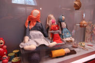 Mit Puppen und deren Kleidern spielten  Kinder seit Urzeiten