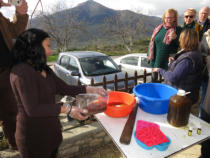 Das Wasser langsam in die kaustische Soda geben! Vorsicht, stark tzend! Handschuhe und am besten auch Schutzbrille tragen!