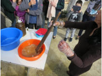Die Masse solange rhren, bis die Soda-Kristalle vollstndig gelst sind.