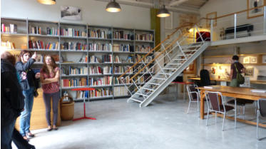 Zwei Bibiothekarinnen betreuen die Leser und die Bcher der Kunstbibliothek