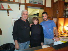 Lefteris (links), Katarina und Michalis Pavlou betreiben das Mezedopoleio