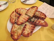 Auf Wunsch gibt es gerstetes Brot mit Oregano, Olivenl und Knoblauch