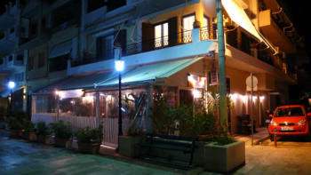 Die gemtliche Kneipe an der Kirche des Hl. Konstantinos