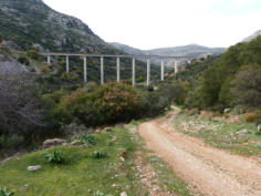 Die 65 m hohe und 279 m lange Brücke ruht auf 12 Pfeilern.