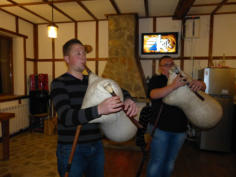 Fidele Musikanten spielen auf der "Rhodopska Gaida" - dem hier verbreiteten Dudelsack.