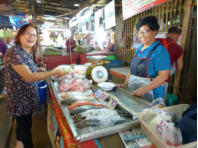 Guten und frischen Fisch kauft Narumol f�r ihre G�ste ein