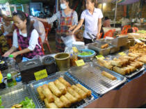 An vielen St�nden auf dem Nachtmarkt werden leckere Sachen angeboten