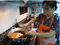 Der Fisch wird in hei�em �l goldgelb gebraten