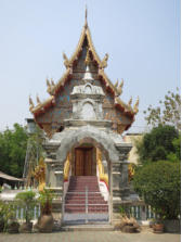 Die Thail�nder spenden viel Geld f�r die buddhistischen Tempel