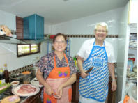Narumol und Manfred in ihrer K�che