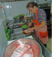 Der Fisch wird vor dem Braten von beiden Seiten eingeschnitten