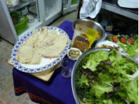 F�r die deutsche "Abteilung" ist Manfred zust�ndig - Schnitzel mit Salat