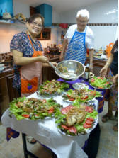 Zum Abschluss wird der Fisch mit dem Papaya-Salat "zugedeckt"
