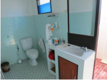 Toilette und Dusche sind getrennt und sehr ger�umig