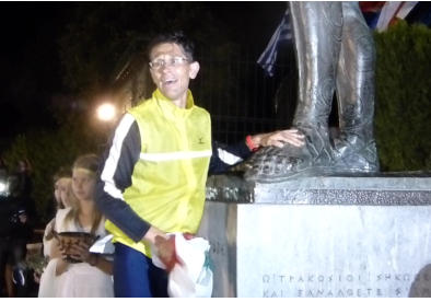 Der strahlende Sieger Ivan Cudin berhrt den Fu von Knig Leonidas