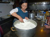 Je nach Temperatur und Milchmenge wird die Milch schon nach kurzer Zeit fest und kann "geschnitten" werden.