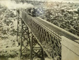 In der Taverne hängt ein Foto von 1940. Es zeigt die ursprüngliche Eisenbahnbrücke. Sie wurde 1944 von den Deutschen gesprengt.