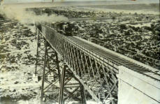 Die alte Brücke vor ihrer Sprengung durch die Deutschen